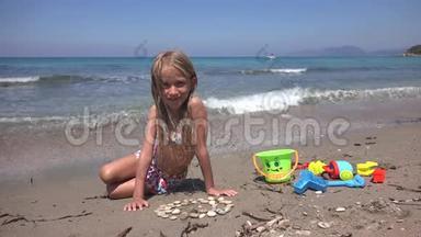 4K孩子在沙滩上玩耍，海滩上的儿童冲浪，海岸线上的女孩建筑城堡湾